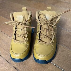 Like new Nike hikers